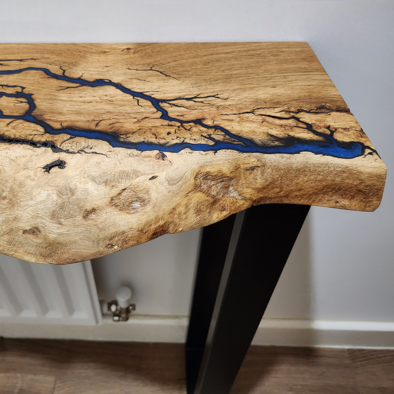 Hardwood online resin table