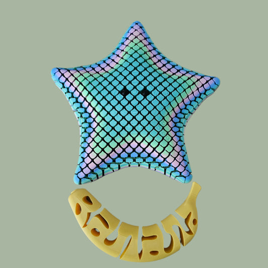 Big Papa Finn – a 26cm hyper-flexible 3D-printed starfish with a mesmerizing scale texture, available in pastel rainbow or shiny candy rainbow. The largest and wiggliest starfish in the Cutting Edge Creations collection, perfect for ocean lovers and fidget toy enthusiasts
